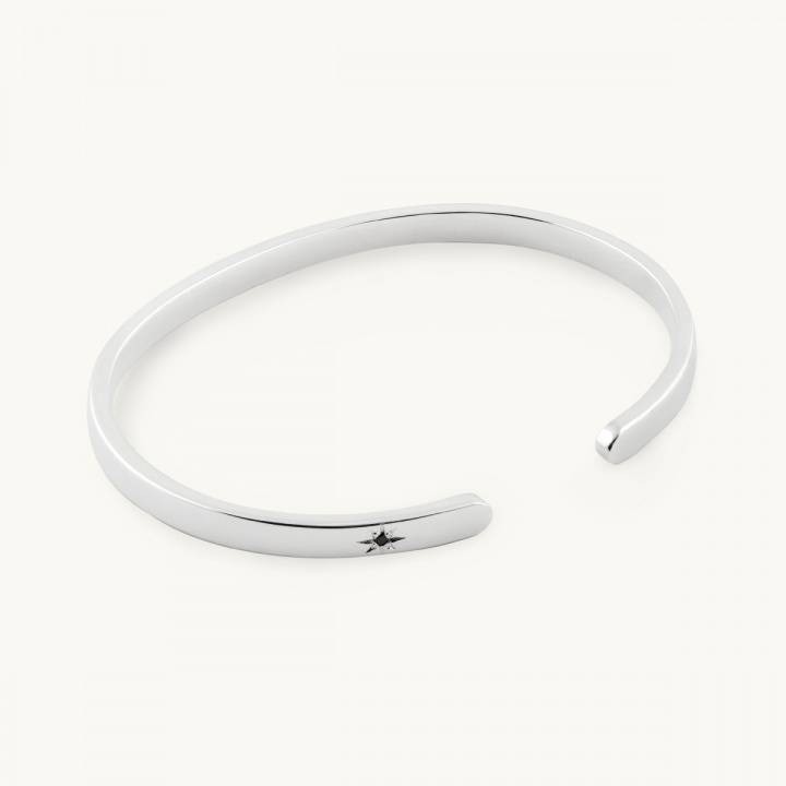 Stelt silverarmband med en svart diamant