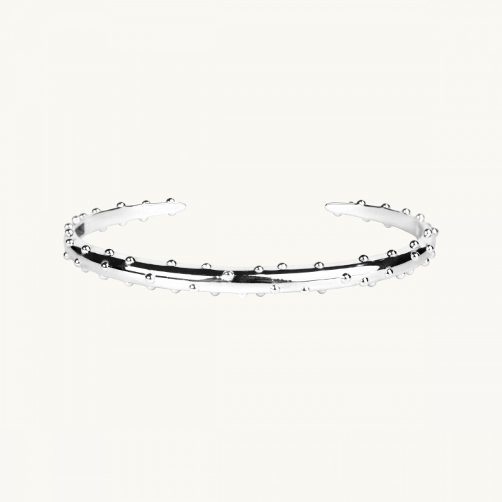 Ett högpolerat armband med en prickar på i sterling silver