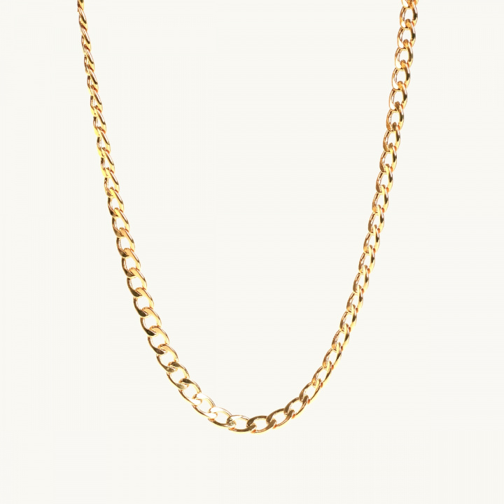 Tidlöst guldhalsband med polerade curb-länkar – unisexdesign från Emma Israelsson.