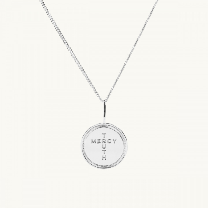 Ett mynt i sterling silver med graveringen Truth Mercy