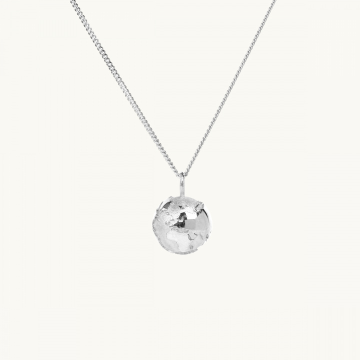 Ett halsband med en berlock i form av en jordglob i silver