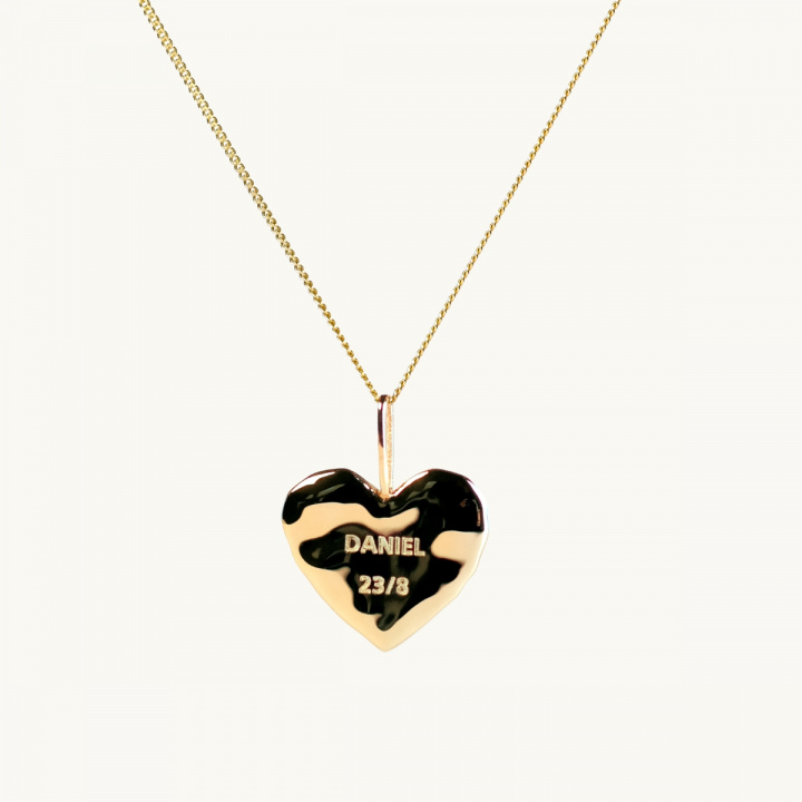 ett halsband med inskription