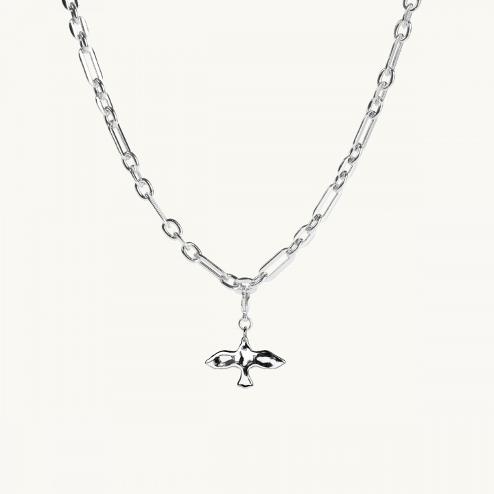 en duvberlock på en kraftig kedja i sterlingsilver