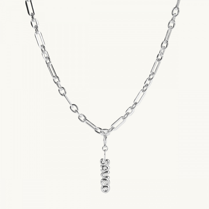 Silverhalsband med ordet saved