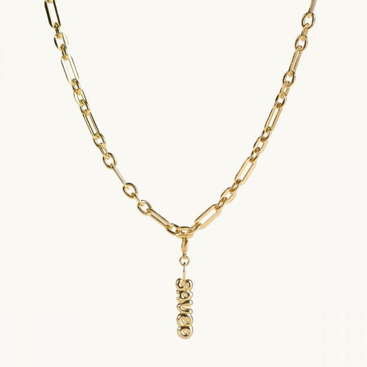 Silverhalsband med ordet saved