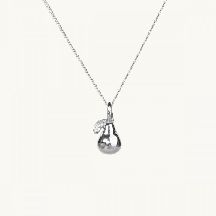 Ett silverhalsband med en berlock i form av ett päron
