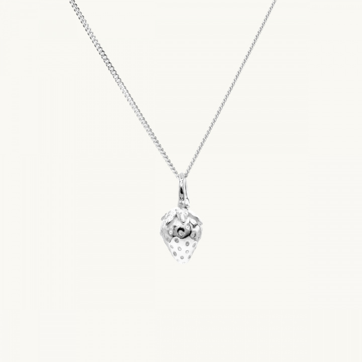 Ett silverhalsband med en berlock i form av en jordgubbe
