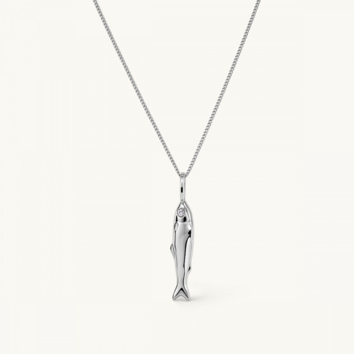Silverhalsband med en berlock i form av en fisk, med ögon i vit cz-sten.