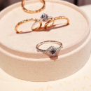 Thin band ring i guld och small sparkle ring i silver