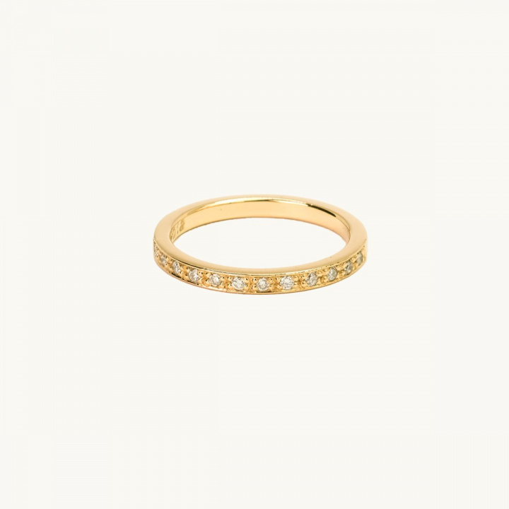 Ring i 18K guld med tolv vita diamanter
