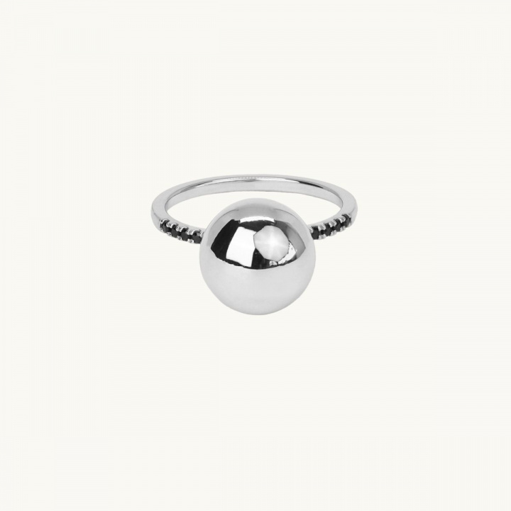 ring i sterlingsilver med svarta cz-stenar och stor boll