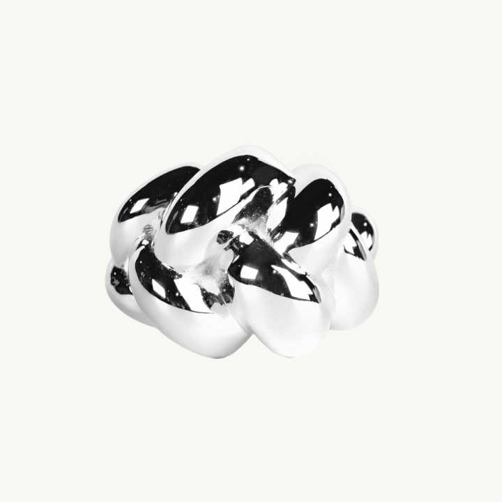 En flätad ring i sterlingsilver. 