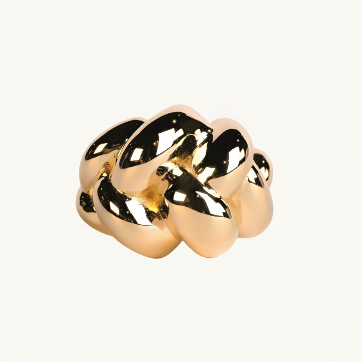 En flätad ring i guld. 