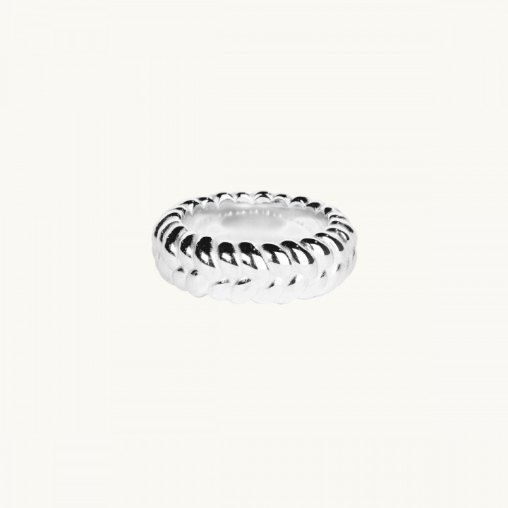 En silver ring i sterlingsilver i flätat mönster