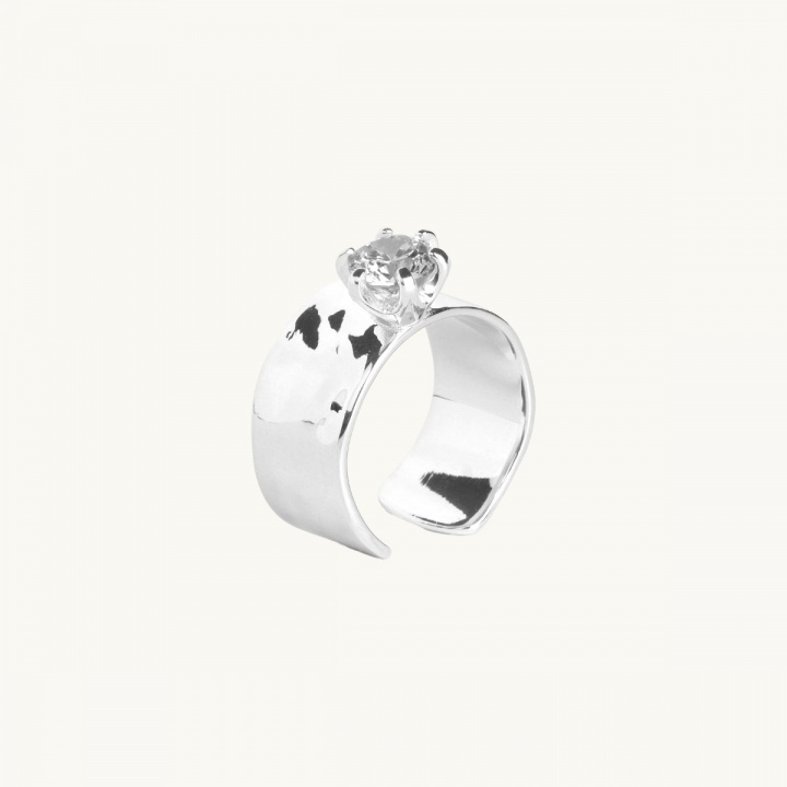 en bred silverring med sten