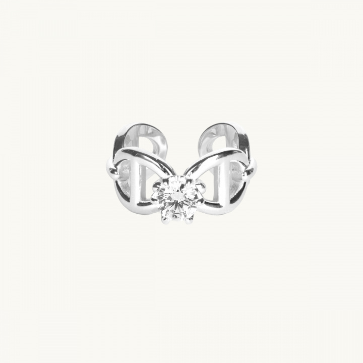 En silverring med ankarmönster med en vit diamant